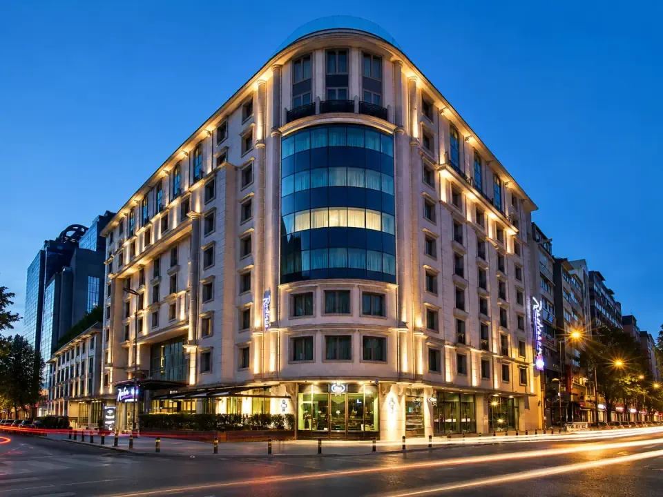 Przeszczep włosów w Stambule – Radisson Blu Istanbul Şişli, 5 minut od kliniki